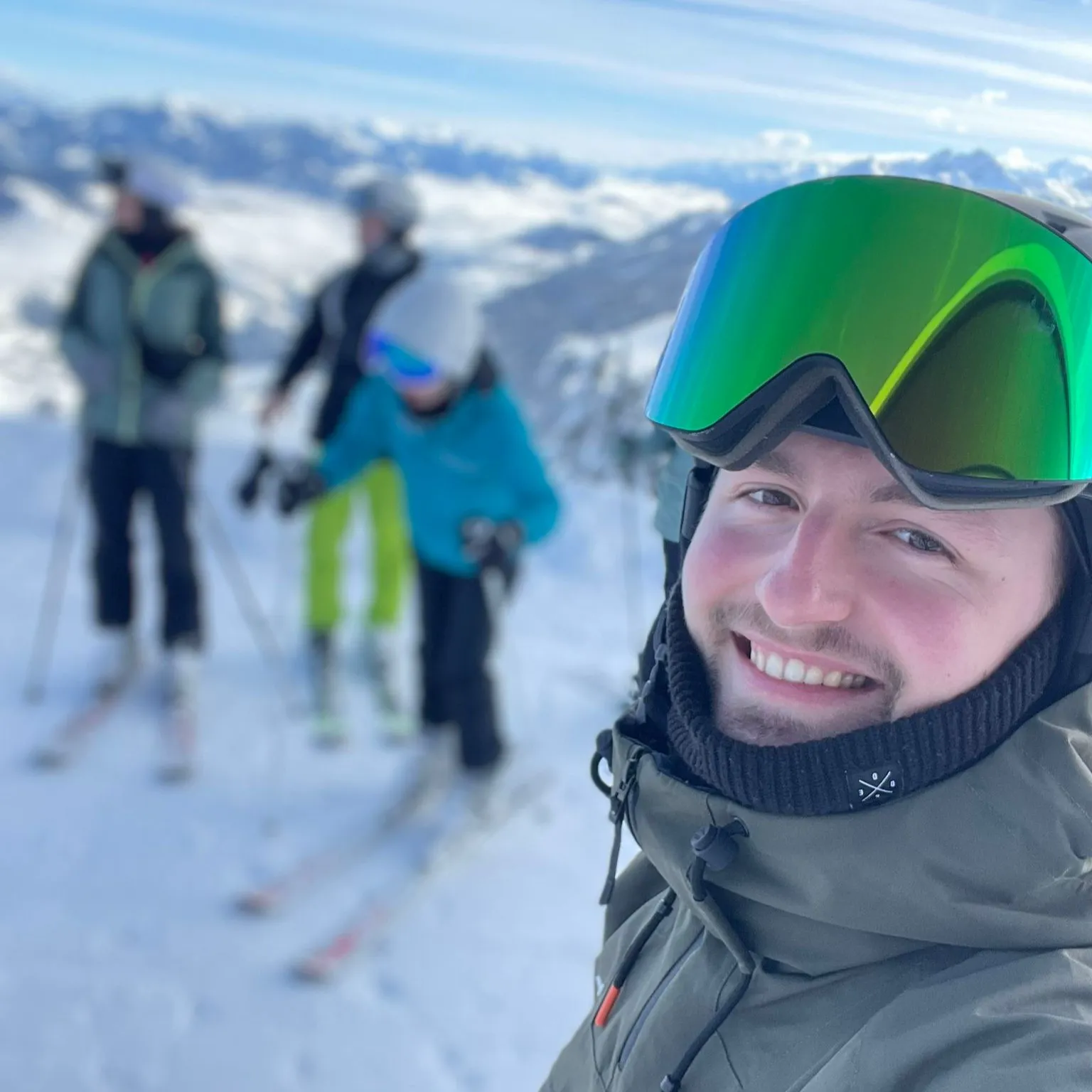 Selfie von Christian Rauscher in Skikklamotten mit Personen im Hintergrund.