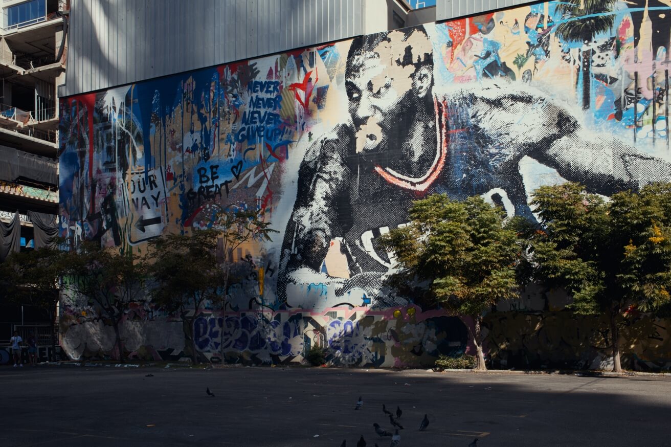 Ein riesiges, farbenfrohes Wandgemälde eines Basketballspielers an einer Hauswand in Los Angeles.