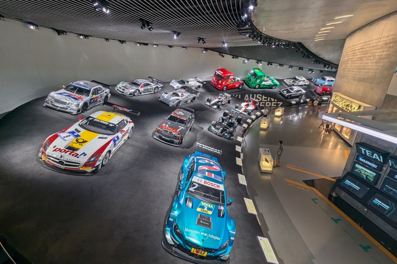 Verschiedene Mercedes-Benz-Rennwagen sind auf einer nachgebauten Rennstrecke im Museum ausgestellt.