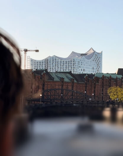 Die Elbphilharmonie ragt hinter den Dächern der historischen Hamburger Speicherstadt empor.