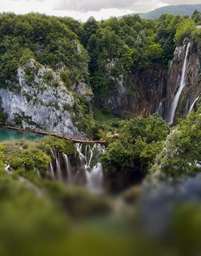 Ein weiter Blick auf die zahlreichen Wasserfälle und türkisen Seen im Nationalpark Plitvice.