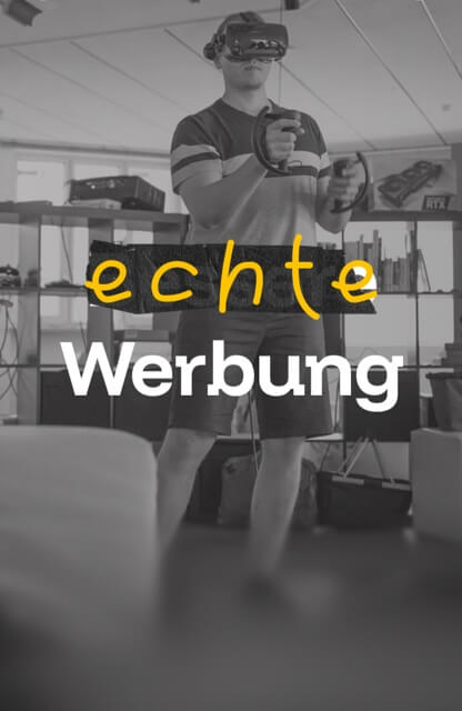 Ein Werbebild mit dem Schriftzug 'echte Werbung' über dem Foto eines Mannes mit VR-Brille.